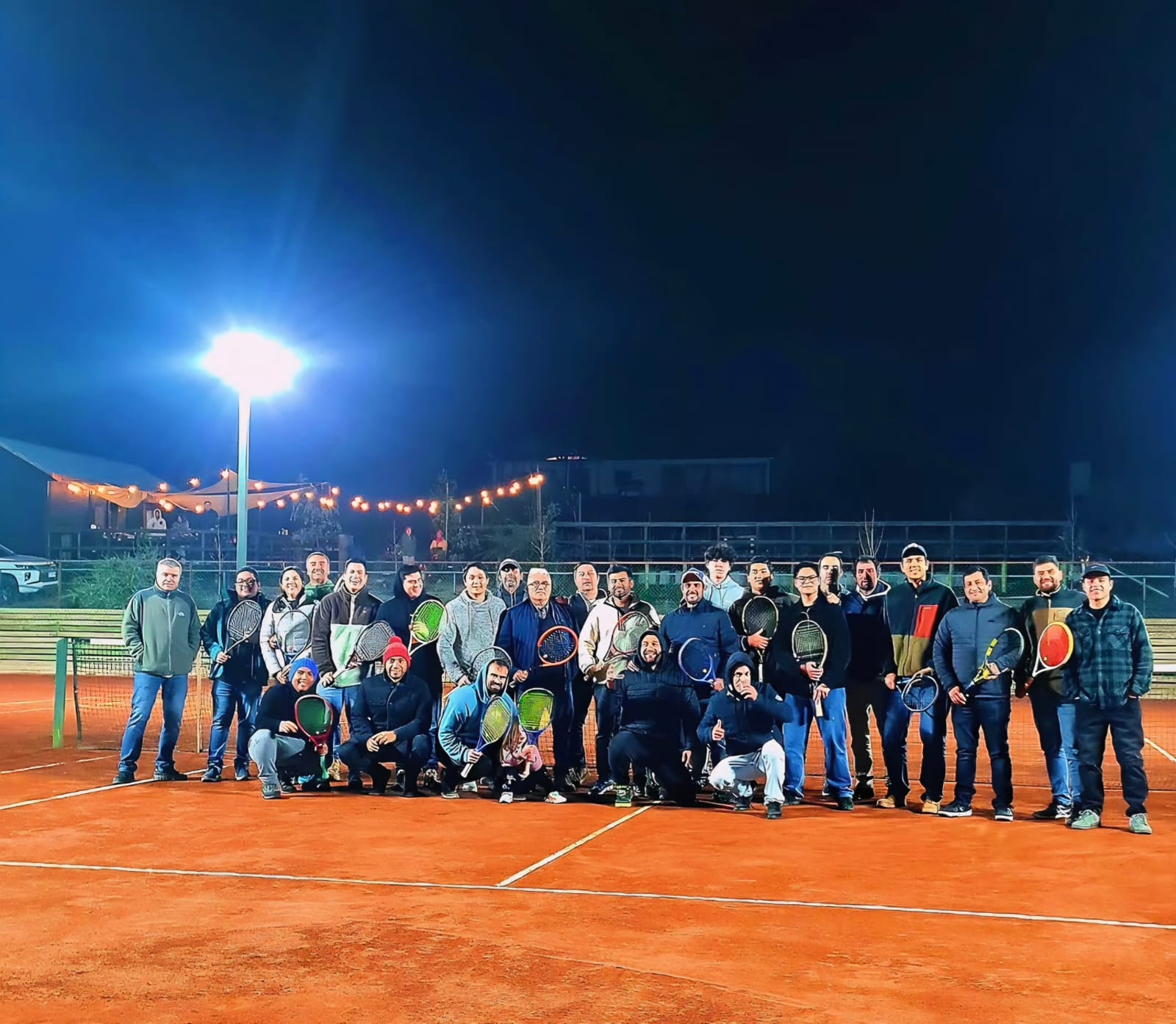 Socios de Perusina Tenis en cancha iluminada